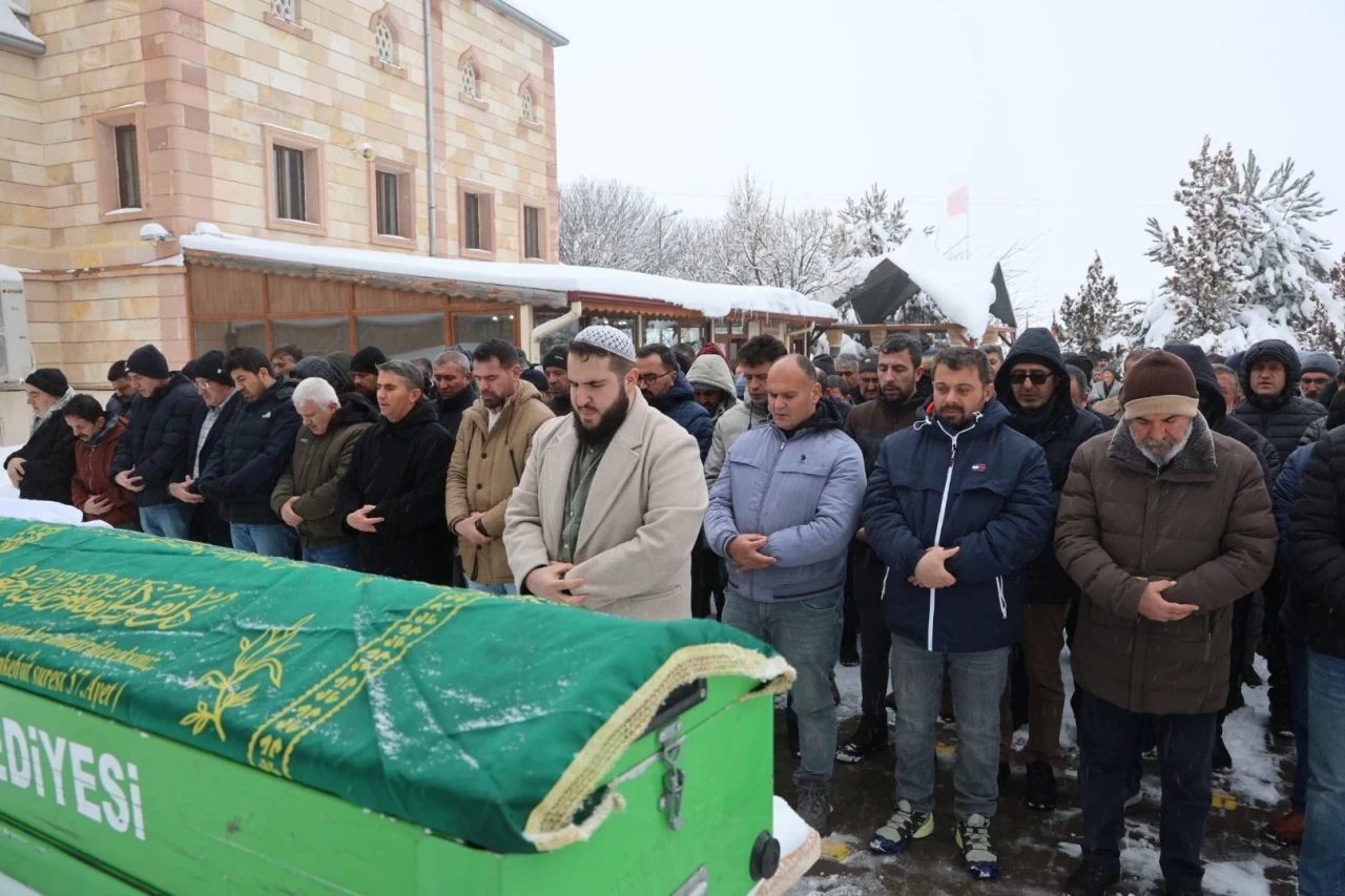 Nevşehir'de tabancayla vurulan 2 çocuk annesi toprağa verildi