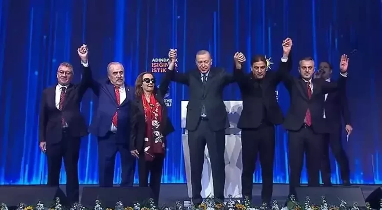 3 milletvekili AK Parti'ye katıldı: Rozetlerini Cumhurbaşkanı Erdoğan taktı