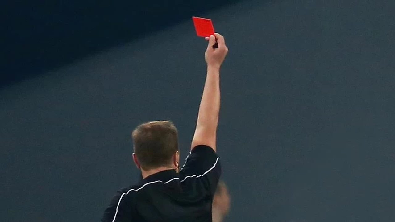 Futbolda kırmızı kart ve sarı kart uygulaması ne zaman başladı?