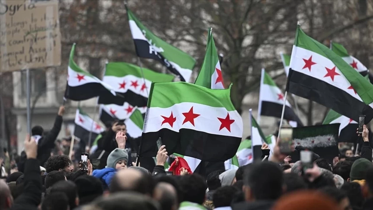 Suriyeliler, devrik rejimin düşüşünün ardından ilk Sevgililer Günü'nü kutladı