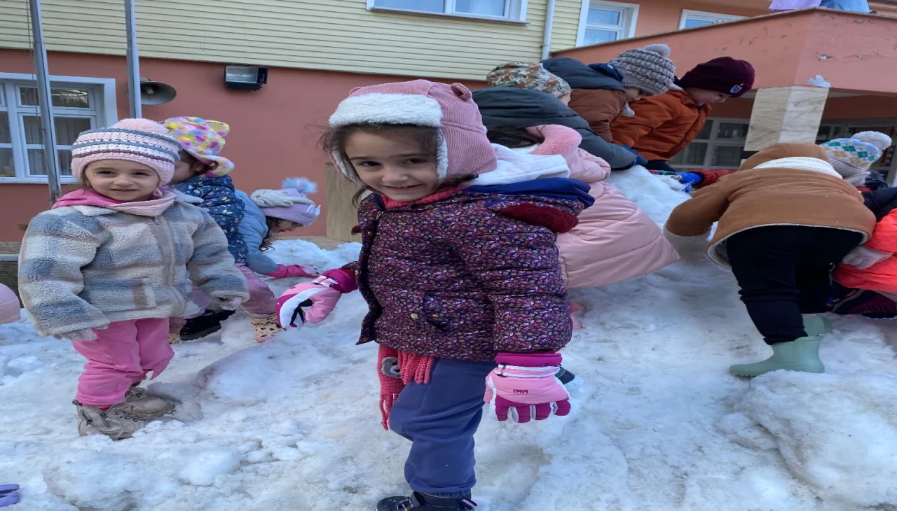Trabzon'da öğrencilere sürpriz: Okul bahçesi kamyonlarla karla kaplandı!