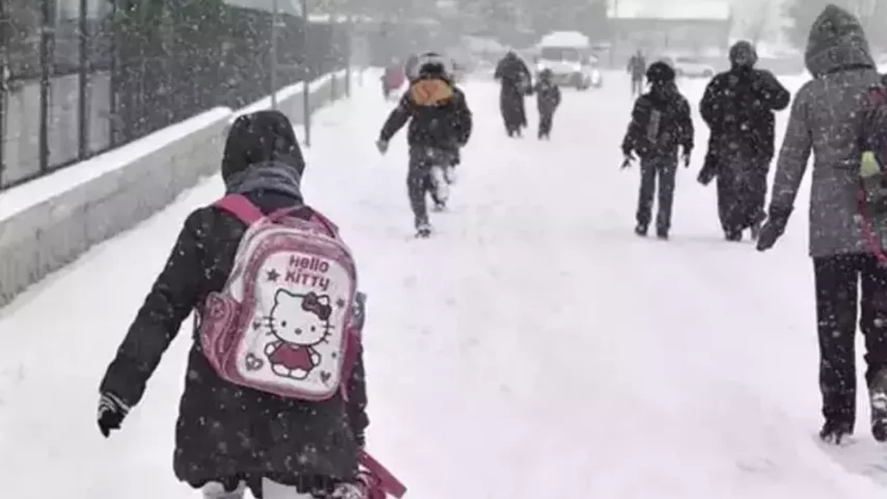 Artvin'de yoğun kar yağışı nedeniyle eğitim öğretime 1 gün ara