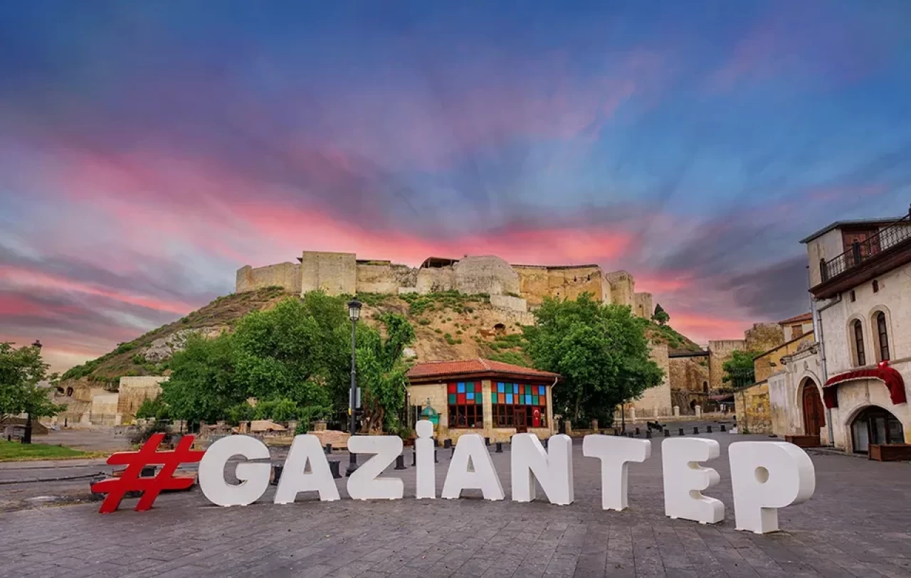 Gaziantep Valisi ve Büyükşehir Belediye Başkanı, kente "Gazi" üvanının verilmesinin 104. yılında buluştu