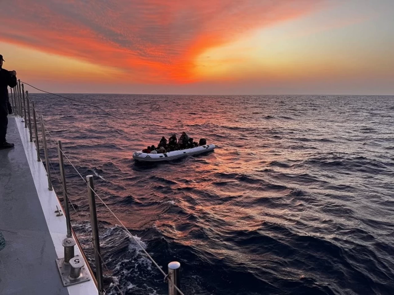 İzmir açıklarında motor arızası nedeniyle sürüklenen lastik bottan 33 düzensiz göçmen kurtarıldı