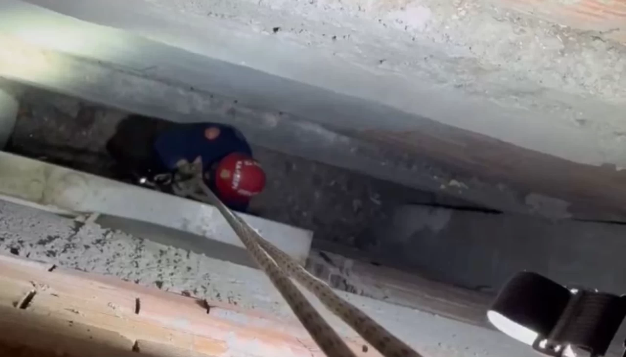 Kayseri'de havalandırma boşluğunda kalan güvercini itfaiye kurtardı