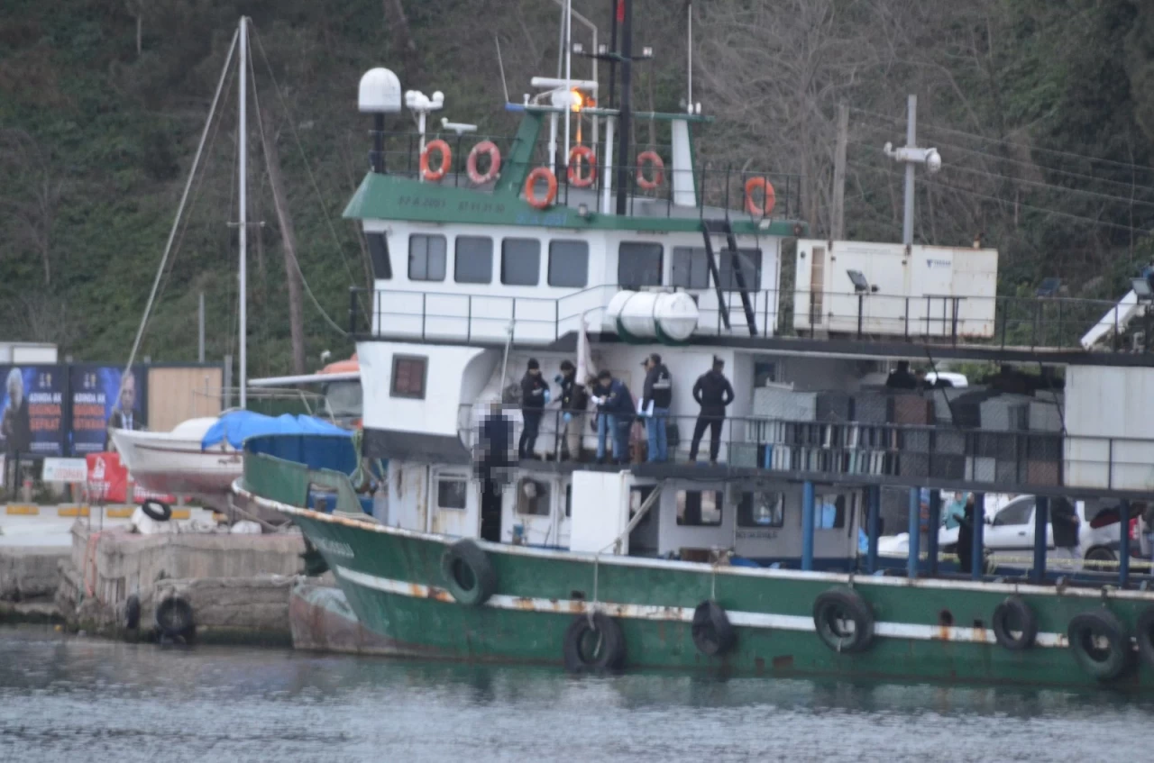 Balıkçı teknesinde kendini astı