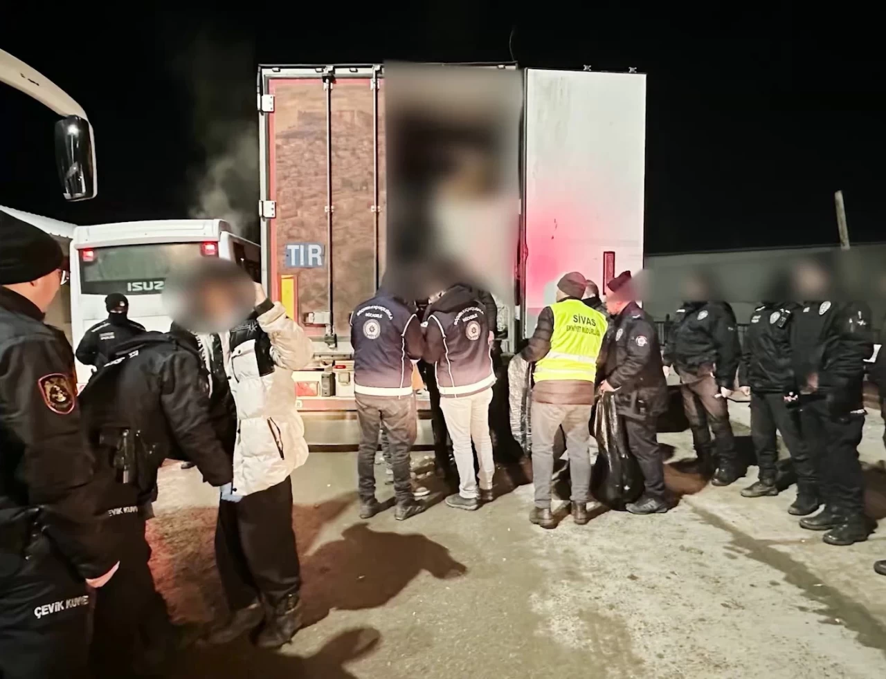 Sivas'ta yakalanan 29 kaçak göçmen geri gönderme merkezine sevk edildi
