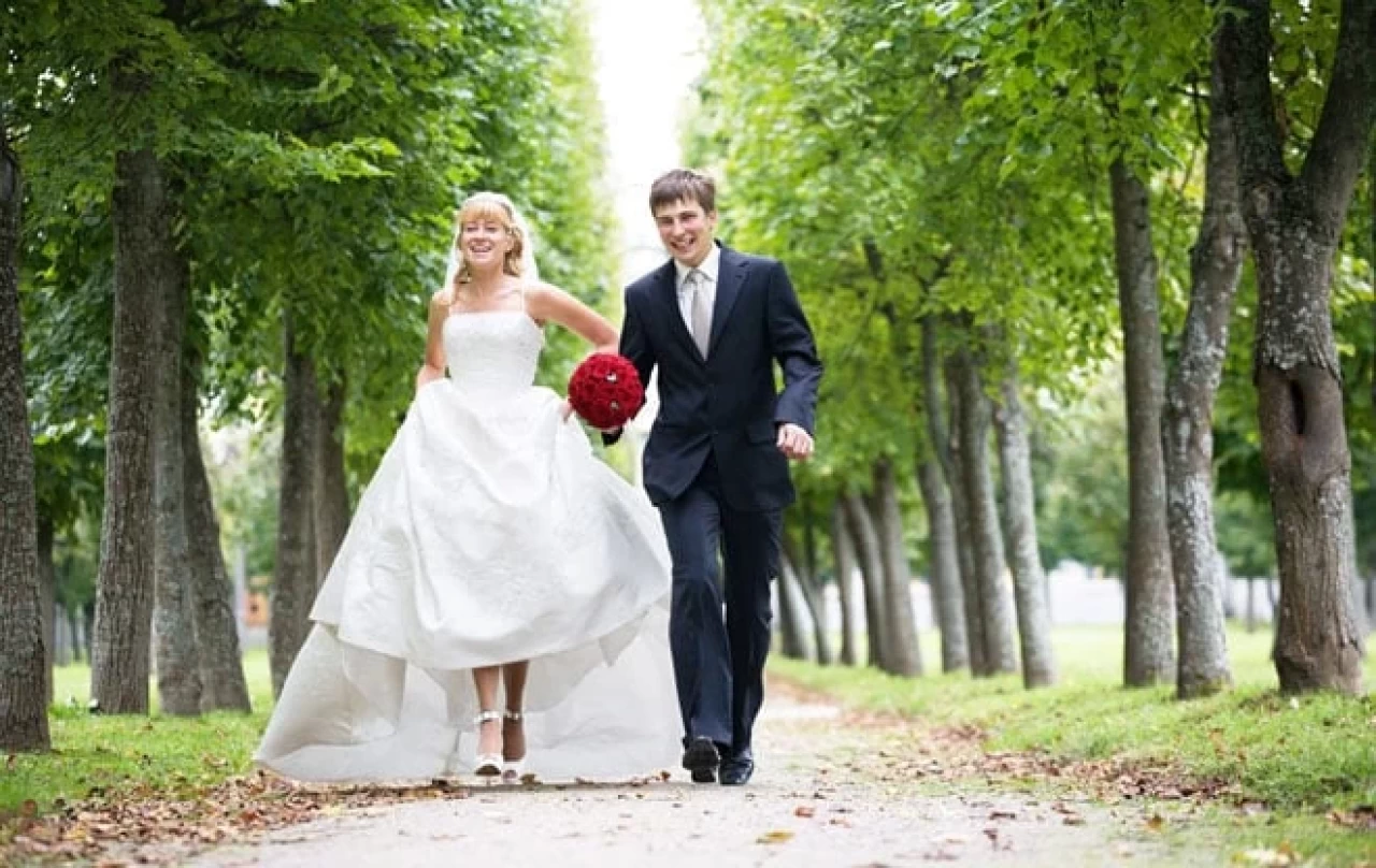 Gelinliğinizin ayağınıza takılmasını önlemek için 6 önemli ipucu