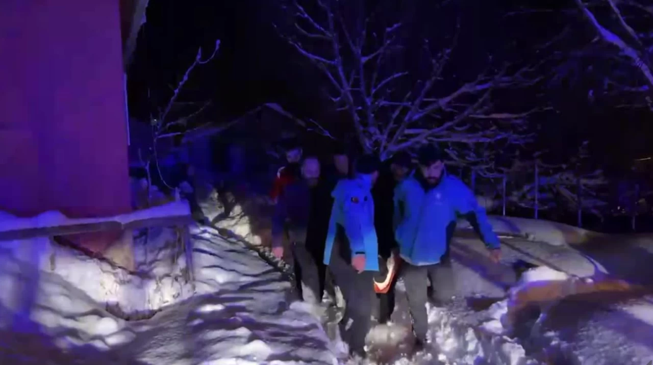 Muş'ta, yolu karla kapanan köyde hasta kurtarma operasyonu