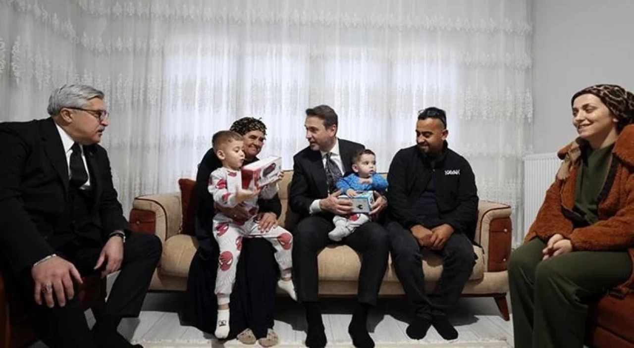 Bakan Bayraktar depremzede aileleri ziyaret etti!