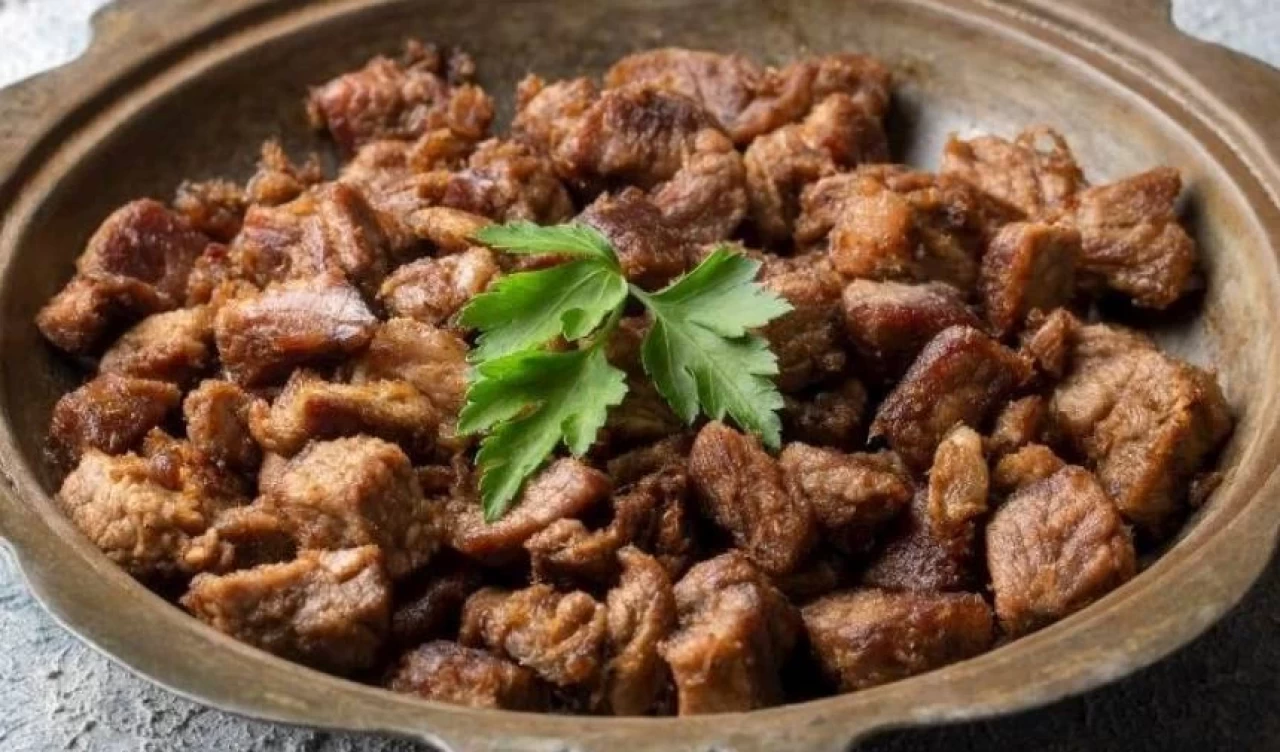 Et kavurmanın püf noktaları: Etin yumuşak ve lezzetli olması için çay kaşığının ucuyla ekleyin