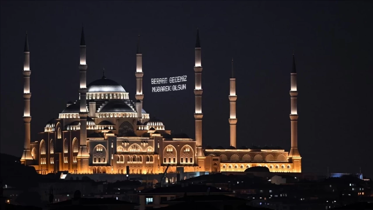 Berat Kandili İstanbul'da mevlit ve dualarla idrak edildi