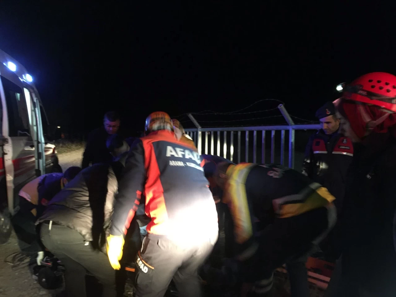 Osmaniye'de sulama kanalına devrilen otomobilin sürücüsü kurtarılarak hastaneye götürüldü