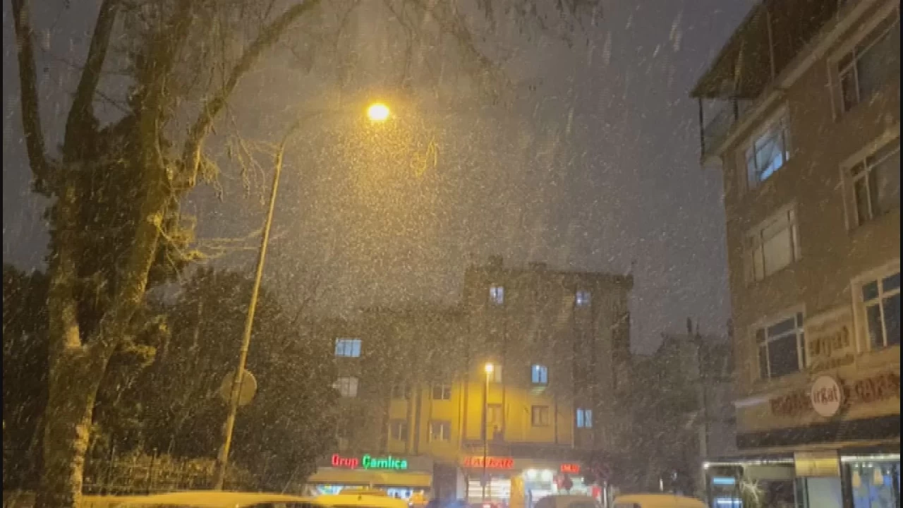 İstanbul'da kar yağışı etkisini sürdürüyor! Araçlar yolda kaldı