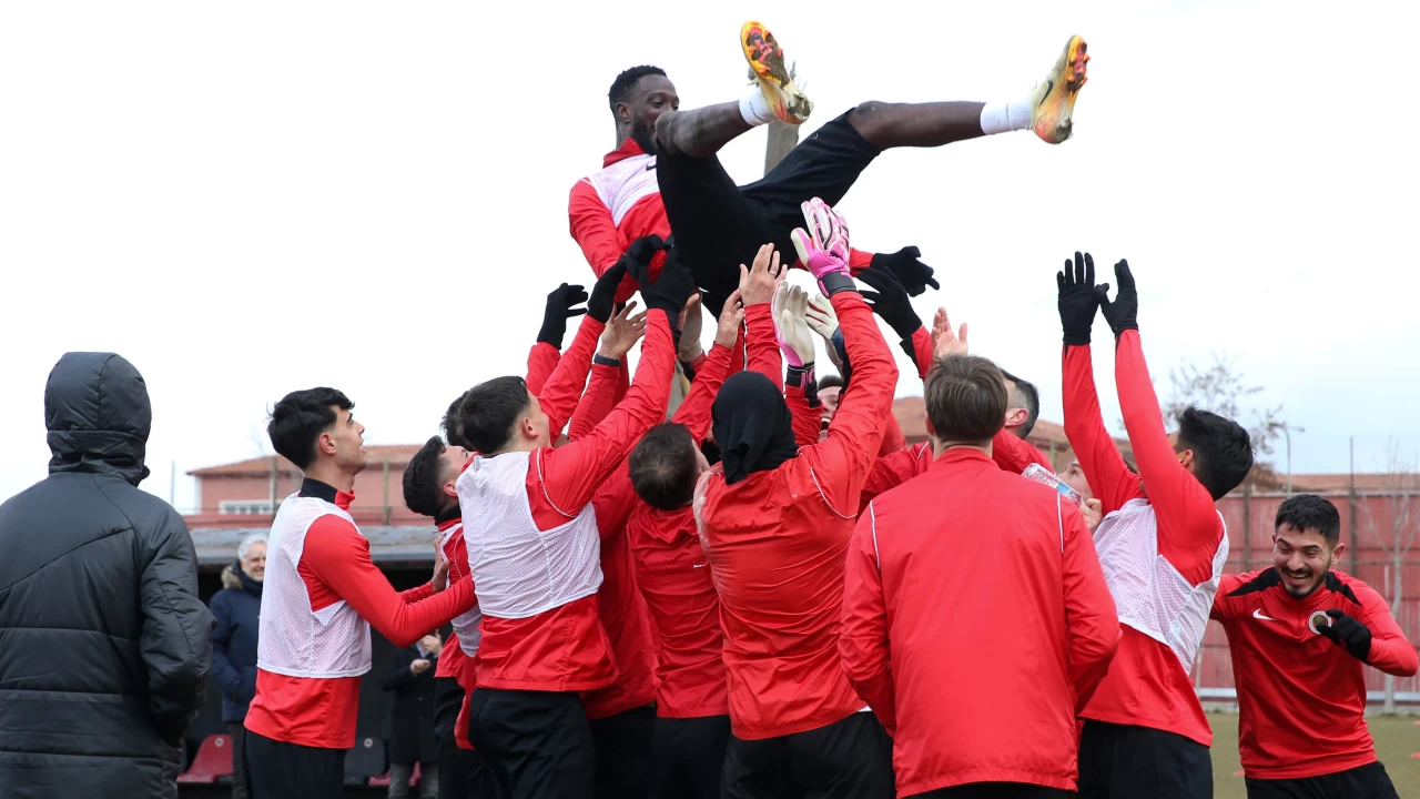 Mustapha Yatabare, futbolculuk kariyerini sonlandırdı