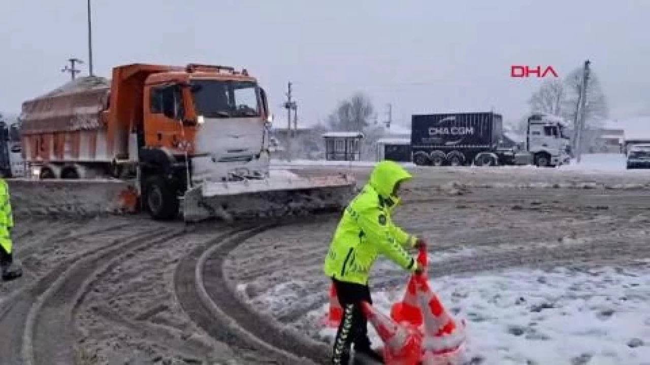 Düzce'de kaza nedeniyle Ankara istikametinde ulaşım durdu