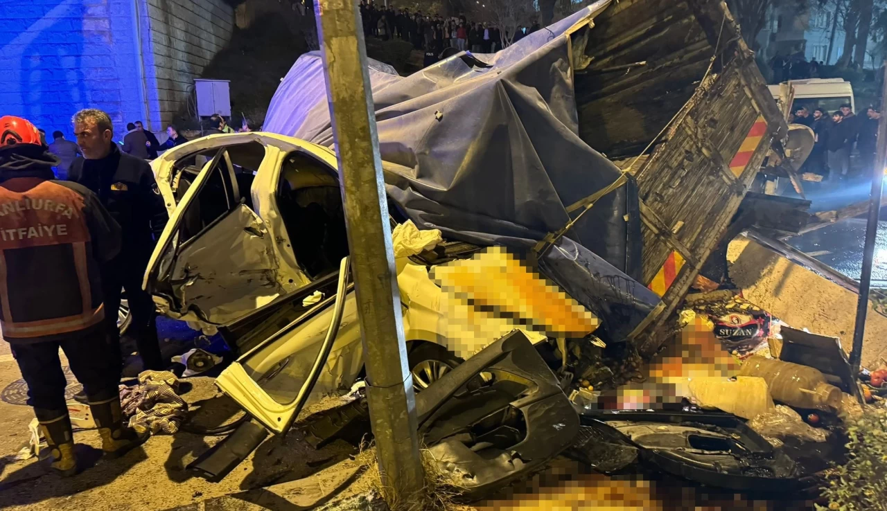 Freni boşalan kamyon, önüne kattığı araçlarla birlikte köprüden uçtu