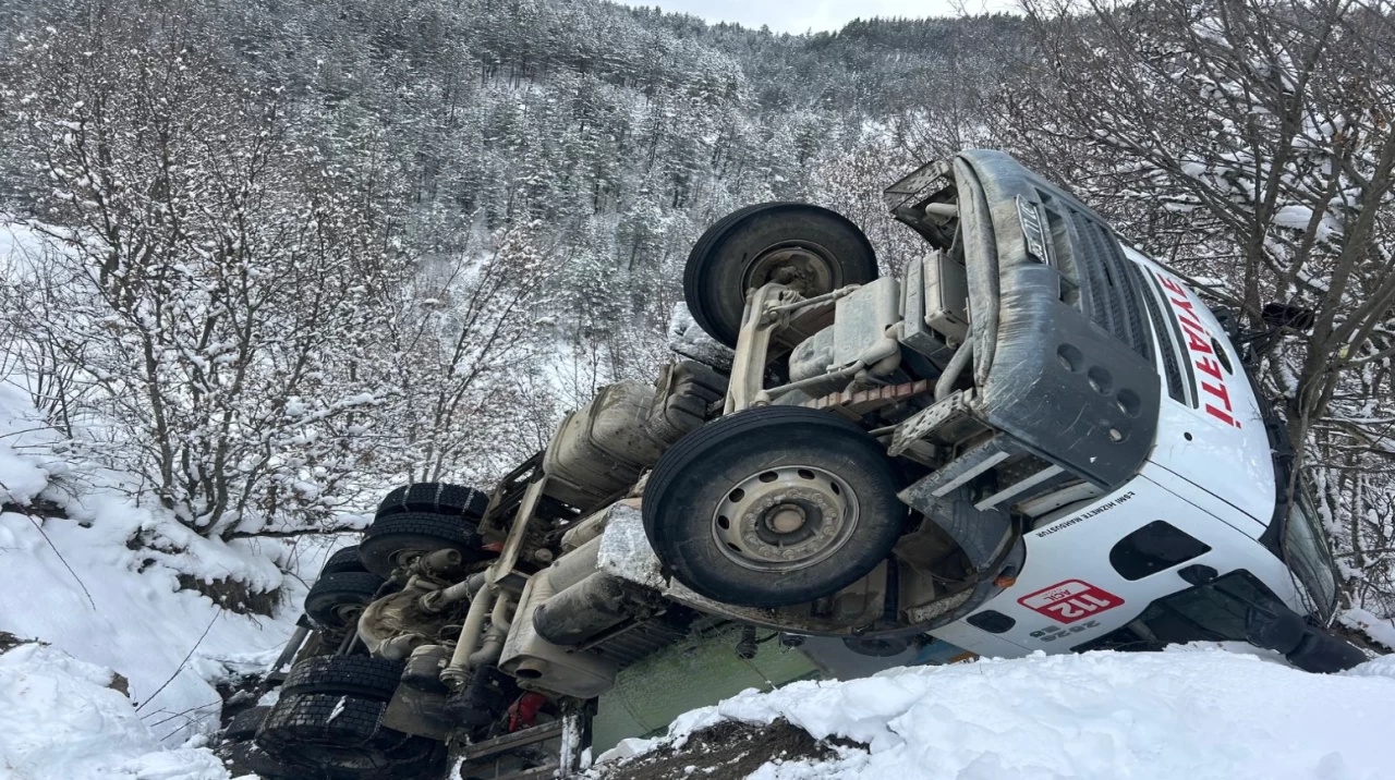 Kastamonu'da meydana gelen yangında müdahaleye giden itfaiye aracı devrildi