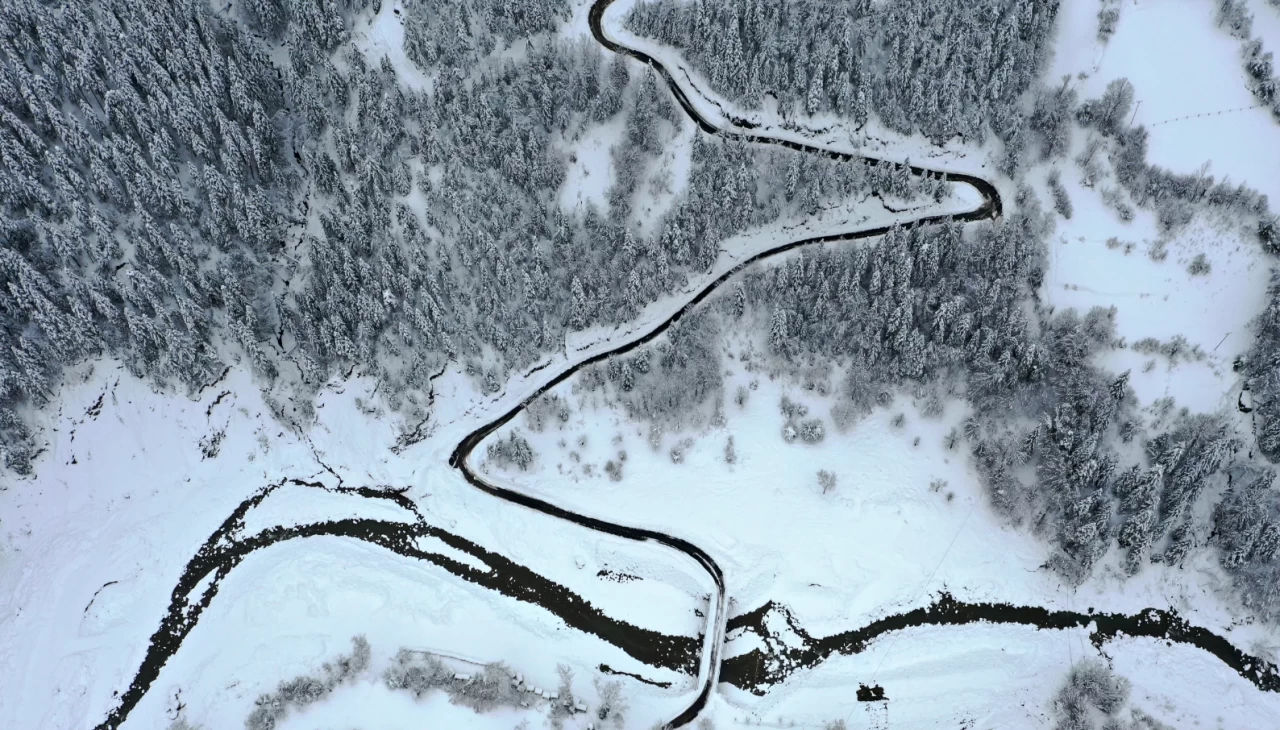 Kastamonu'da kar yağışı sonrası oluşan muhteşem manzara dron ile görüntülendi