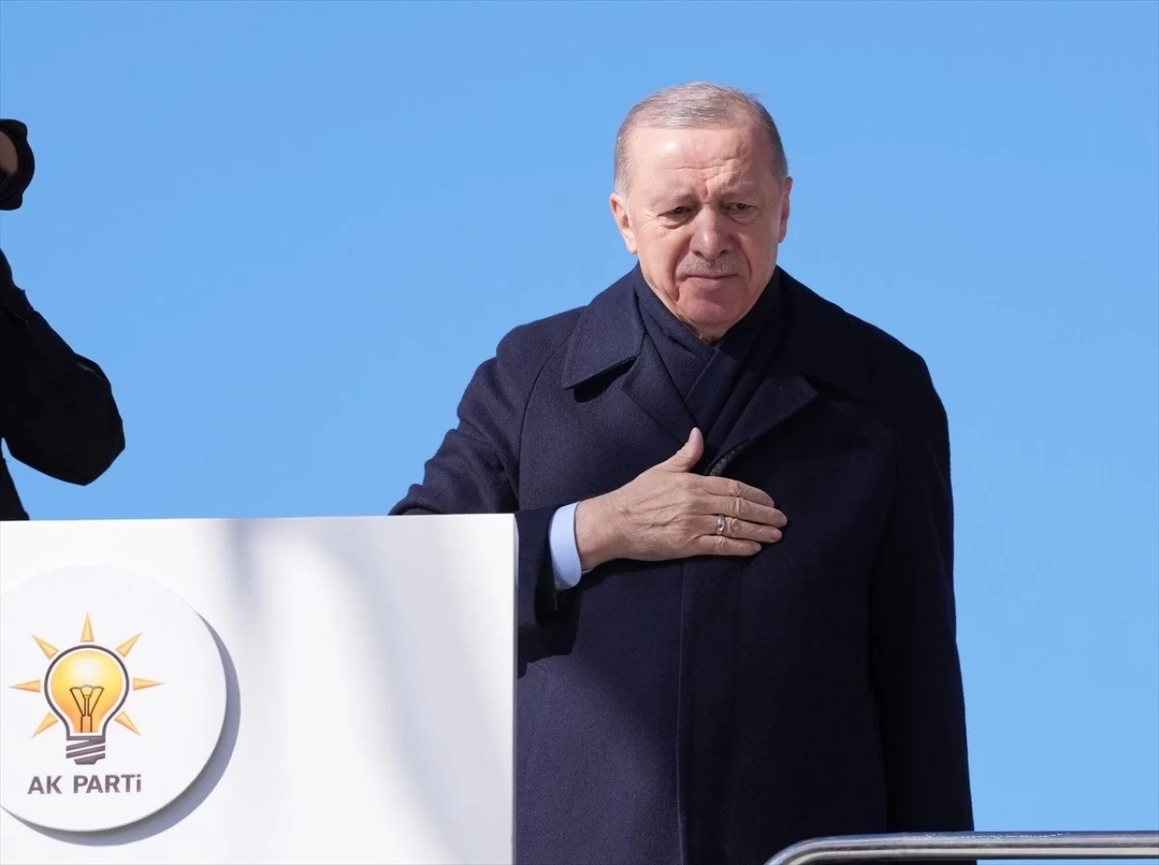 Cumhurbaşkanı Erdoğan, salon önündeki kalabalığa seslendi