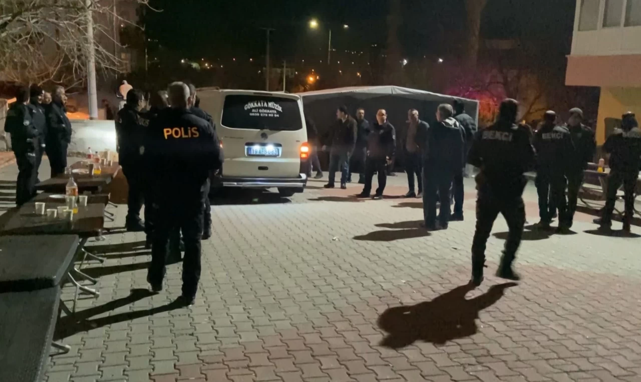 Asker adayları arasında kavga çıktı, sopalar havada uçuştu!