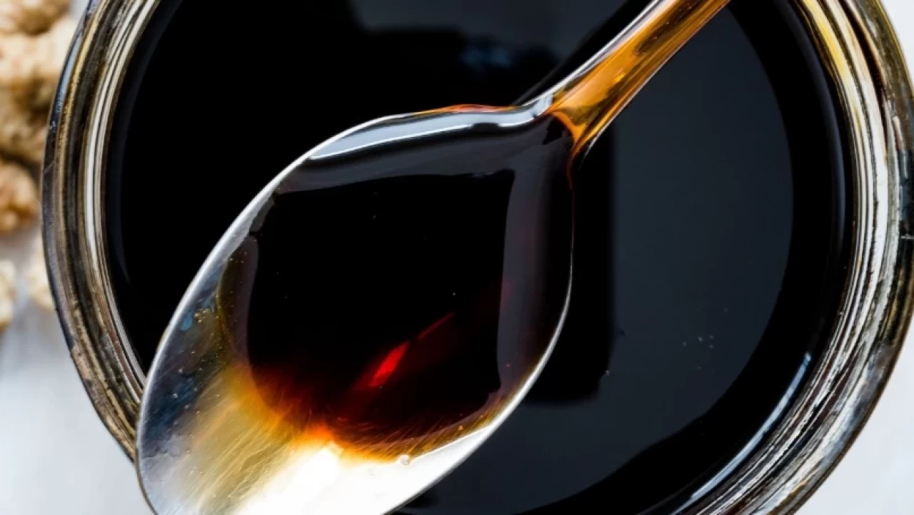 Şiddetli öksürüğü anında kesen formül! Pekmez, zeytinyağı ve karabiber ile doğal çözüm