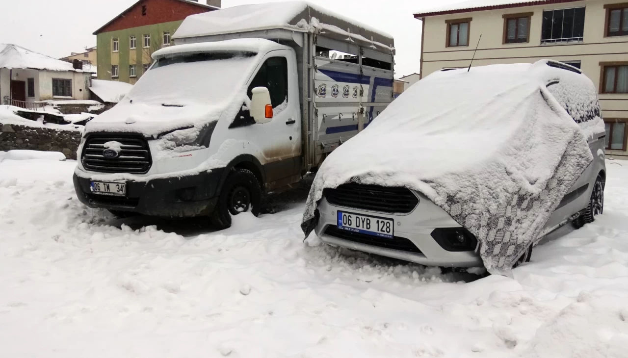 Kars'ta kar yağışı etkisini gösterdi, vatandaşlar zor anlar yaşadı