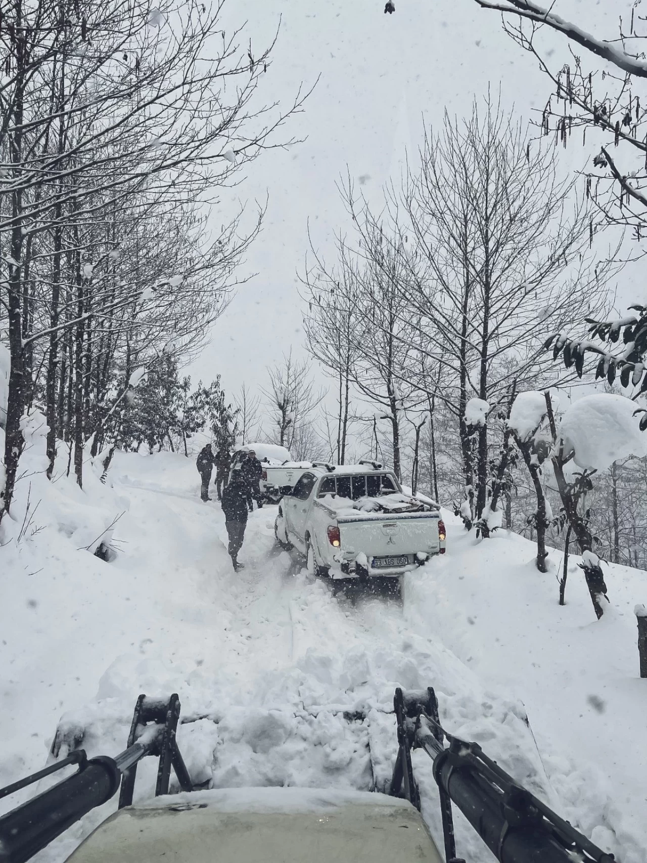 Rize'de yoğun kar yağışı: 99 köy yolu kapanırken, okullar tatil edildi