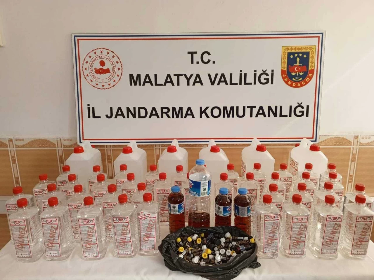 Malatya'da jandarma operasyonu: 72 litre etil alkol ve 2 litre el yapımı alkol ele geçirildi
