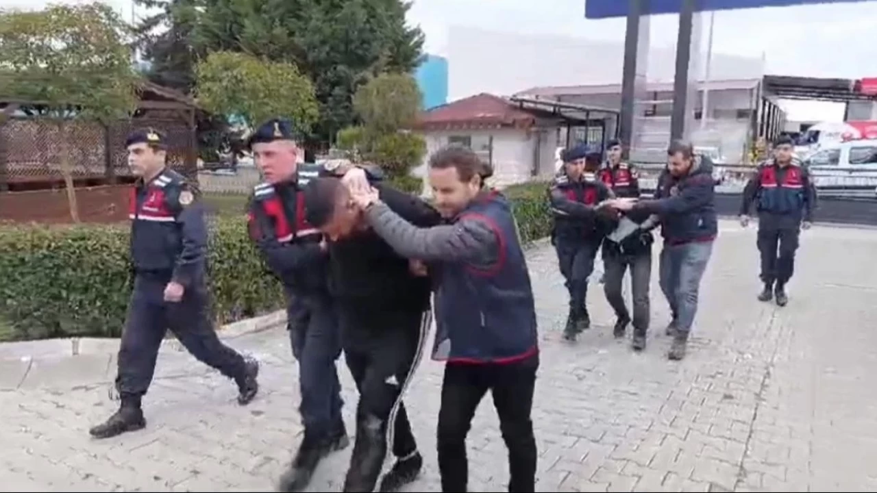 Sahte polislere suçüstü: Ziynet eşyalarla yakalandı