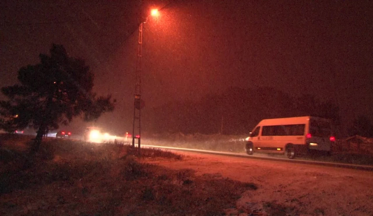 İstanbul'un Anadolu Yakası'nda kar yağışı devam ediyor