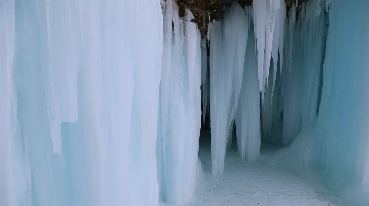 Bayburt'ta kış şartları sert geçiyor: Sırakayalar Şelalesi dondu