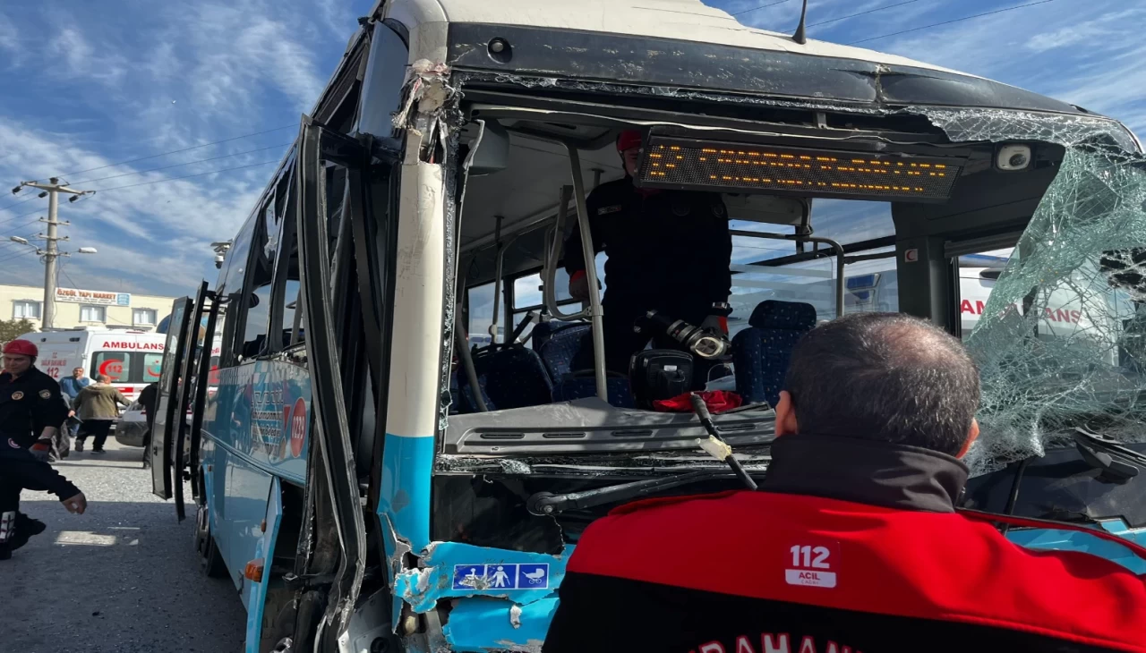 Kahramanmaraş'ta meydana gelen trafik kazasında halk otobüsü ile kamyon çarpıştı