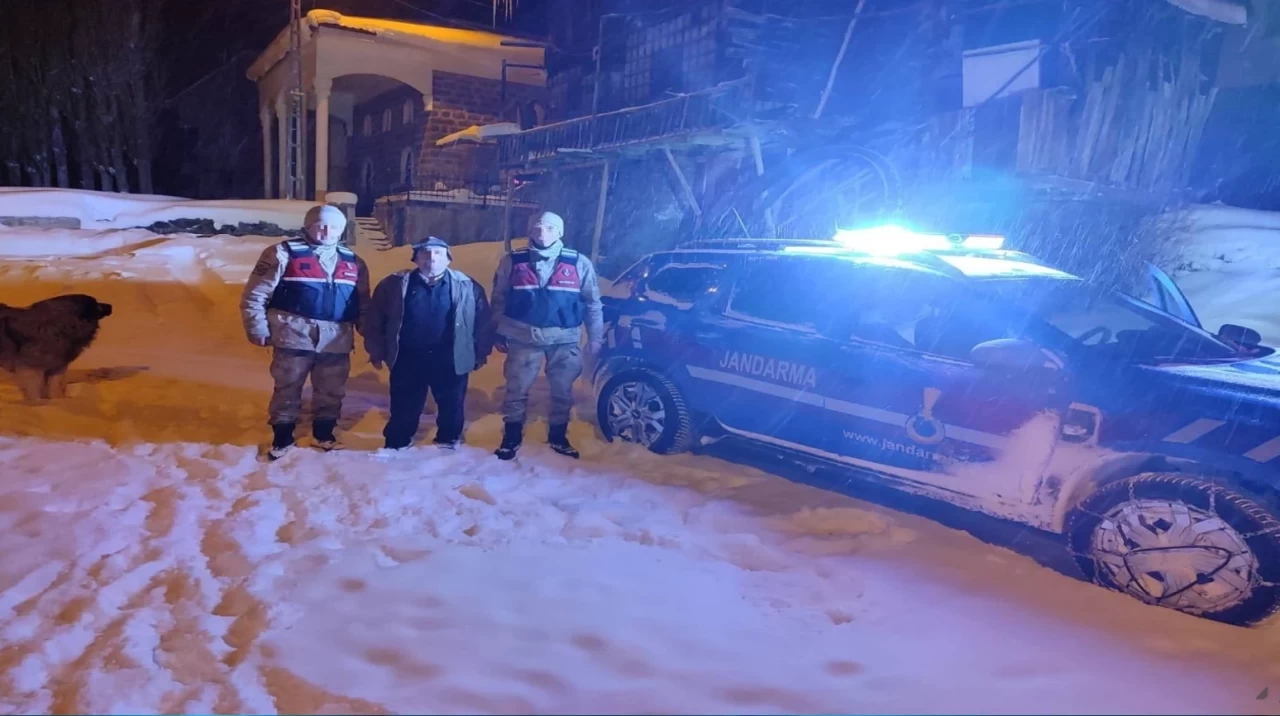 Erzurum'da karda mahsur kalan vatandaşı jandarma ekipleri kurtardı