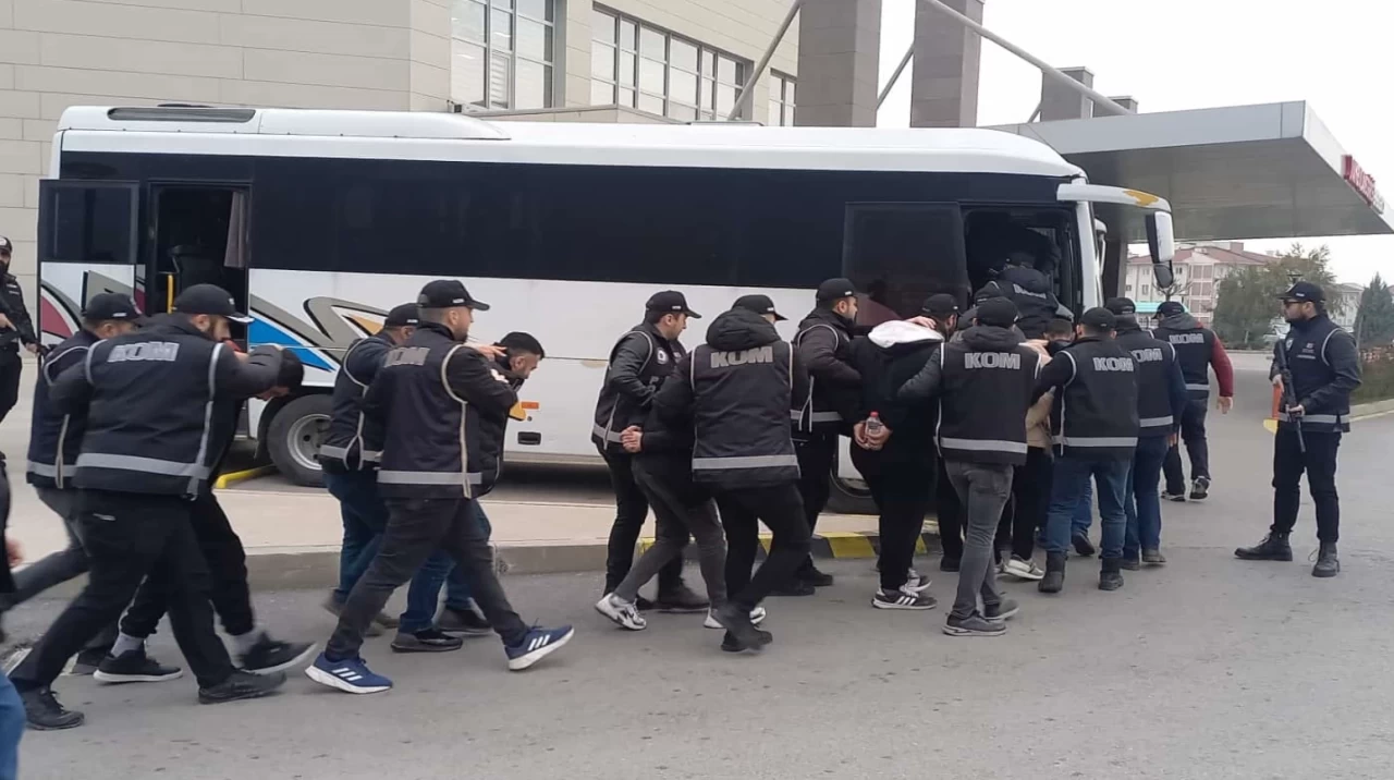 Manisa'da suç örgütüne yönelik gerçekleştirilen operasyonda 10 kişi tutuklandı