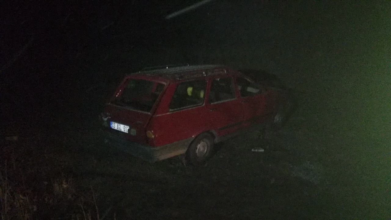 Isparta'da köpeği önlemek için yapılan manevra kaza getirdi: Otomobil tarlaya uçtu, 2 yaralı