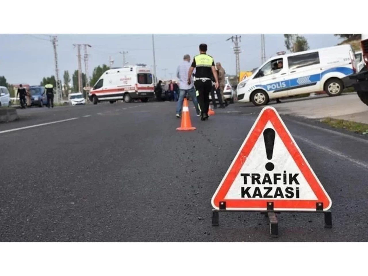 Düzce Akçakoca'da kargo aracı ve kamyon çarpıştı, 1 kişi ağır yaralandı