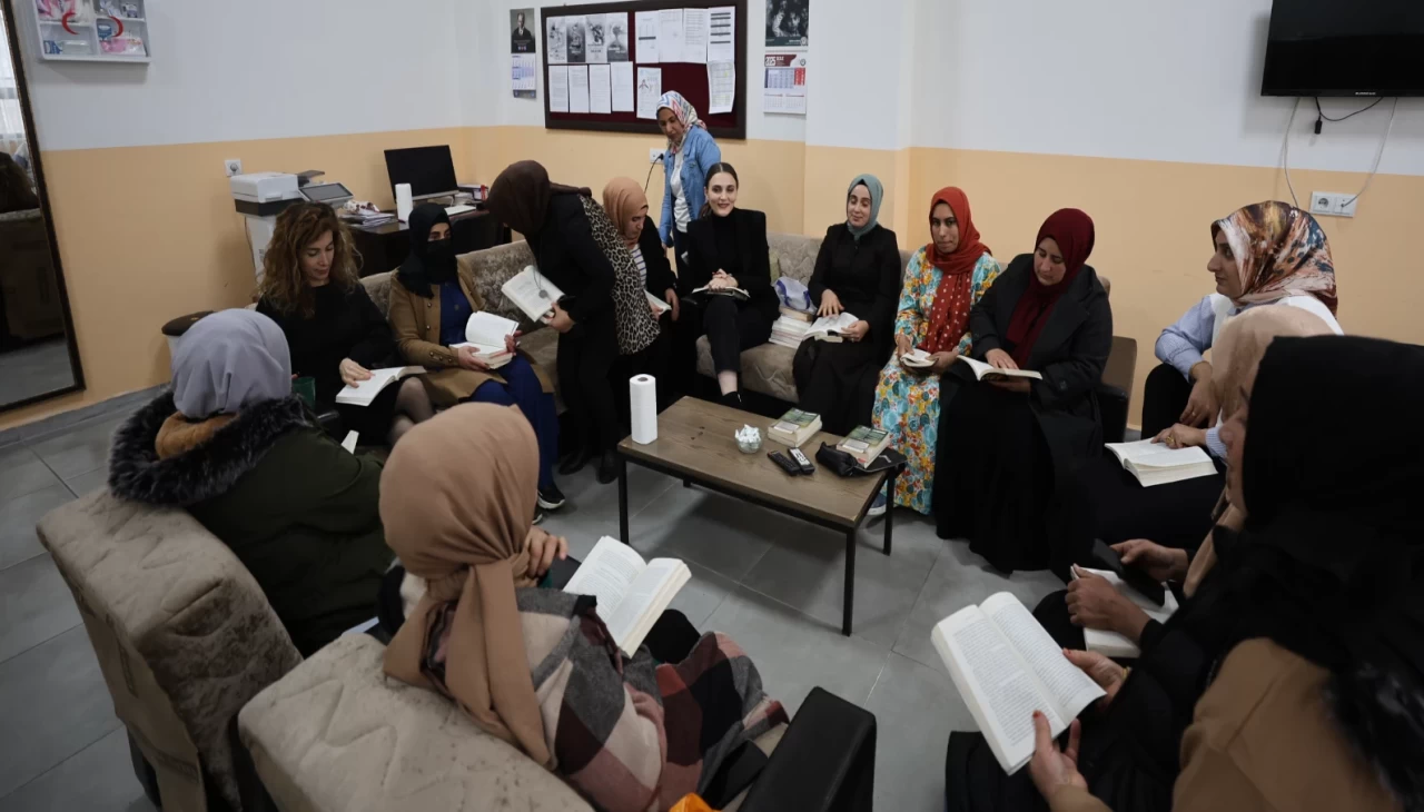 Iğdır'ın köyünde kitap okuyan anneler, eğitime destek sağlıyor