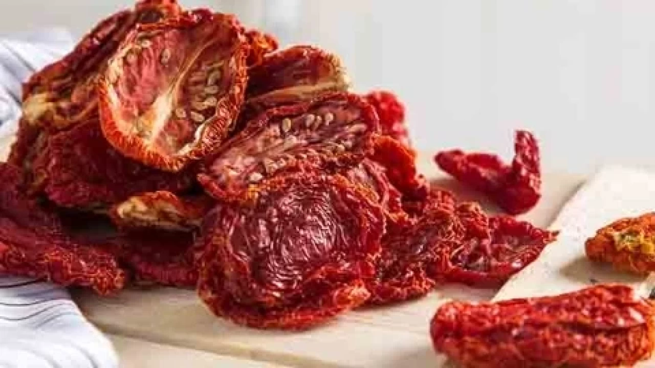 Evde kurutulmuş domates yapımı