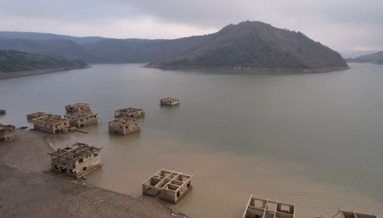 Kızılcapınar Barajı’ndaki düşen su seviyesi, terk edilmiş yapıları ortaya çıkardı