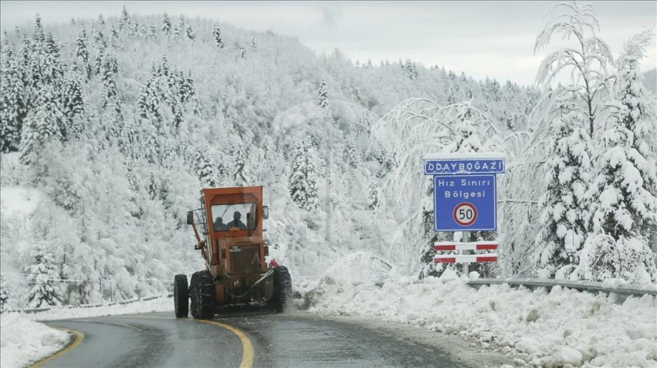 Kastamonu'da 678 köy yolu kar yağışı nedeniyle ulaşıma kapandı