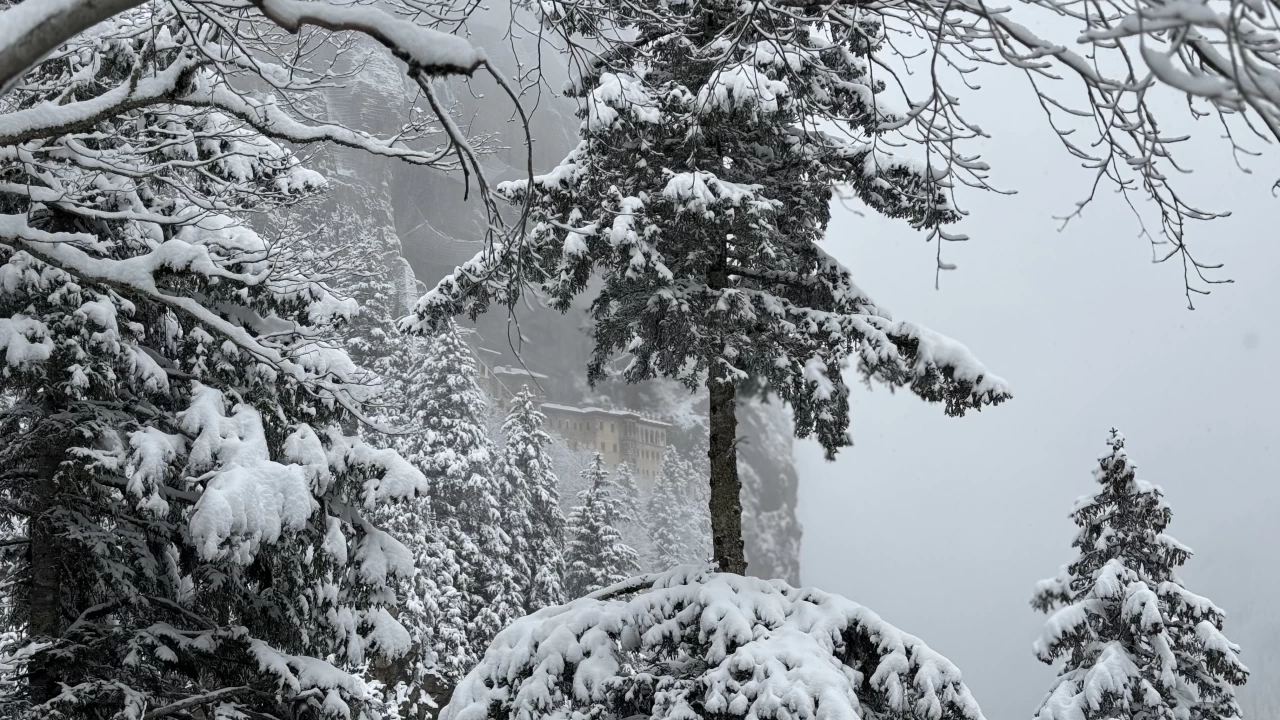 Sümela Manastırı ve Altındere Vadisi beyaz örtüsüyle görüntülendi