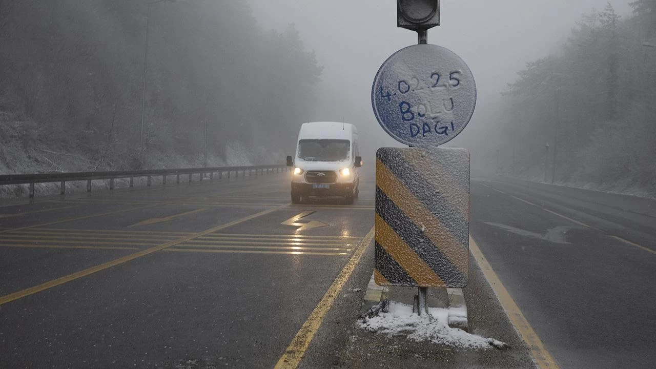 Bolu Dağı'nda kar ve sis bir arada