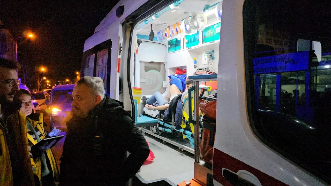 Çorum'da 4 kişinin bıçaklı saldırısına uğrayan genç hastaneye kaldırıldı