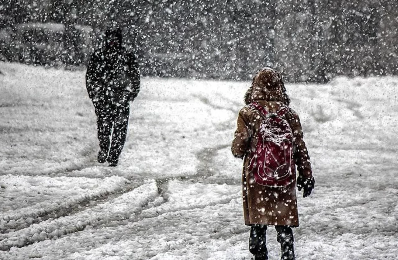 Van'ın Özalp ilçesinde kar yağışı ve buzlanma nedeniyle eğitime bir gün ara verildi!