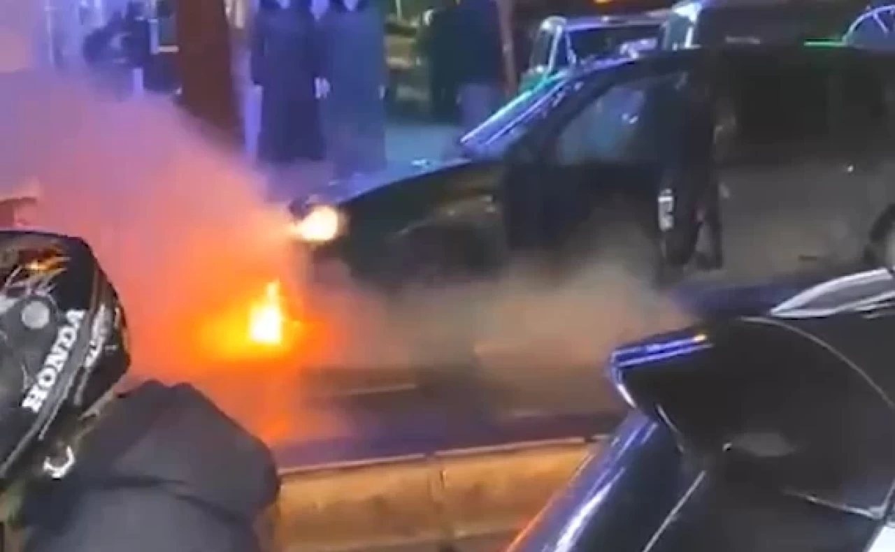 Bağcılar'da park halindeki otomobilde çıkan yangın çevredekiler tarafından söndürüldü