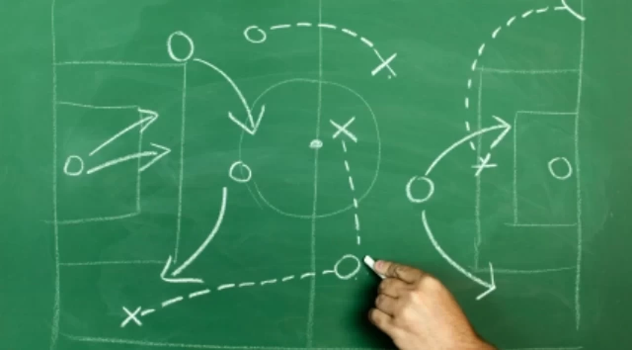 3'lü savunma sistemi nedir? 3-5-2 ve 3-4-3 dizilişlerinin avantaj ve dezavantajları