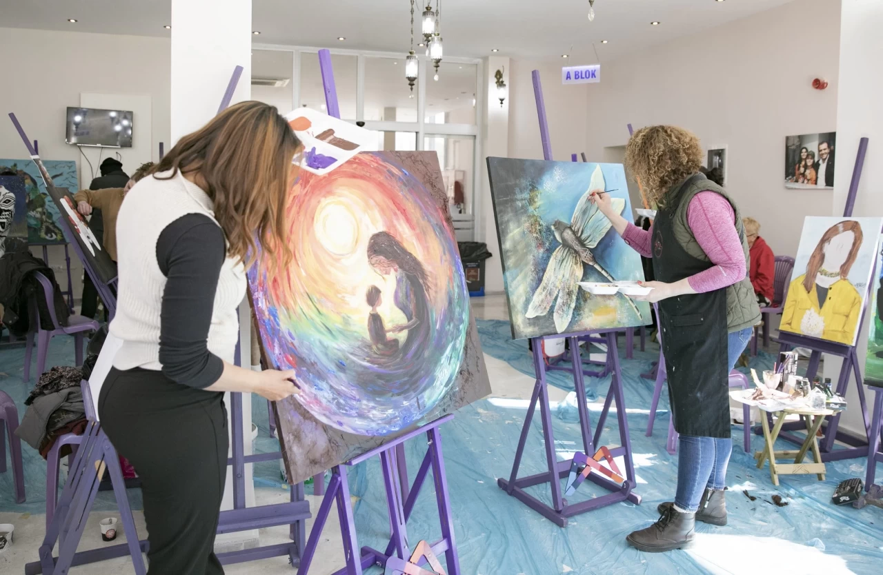 Mersin'de 'Kadına Dair' temasıyla resim sergisi düzenlendi