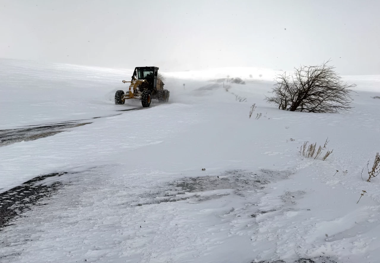 Ardahan-Şavşat kara yolunun kapanması sonrasında ekipler hızla çalışmaya başladı