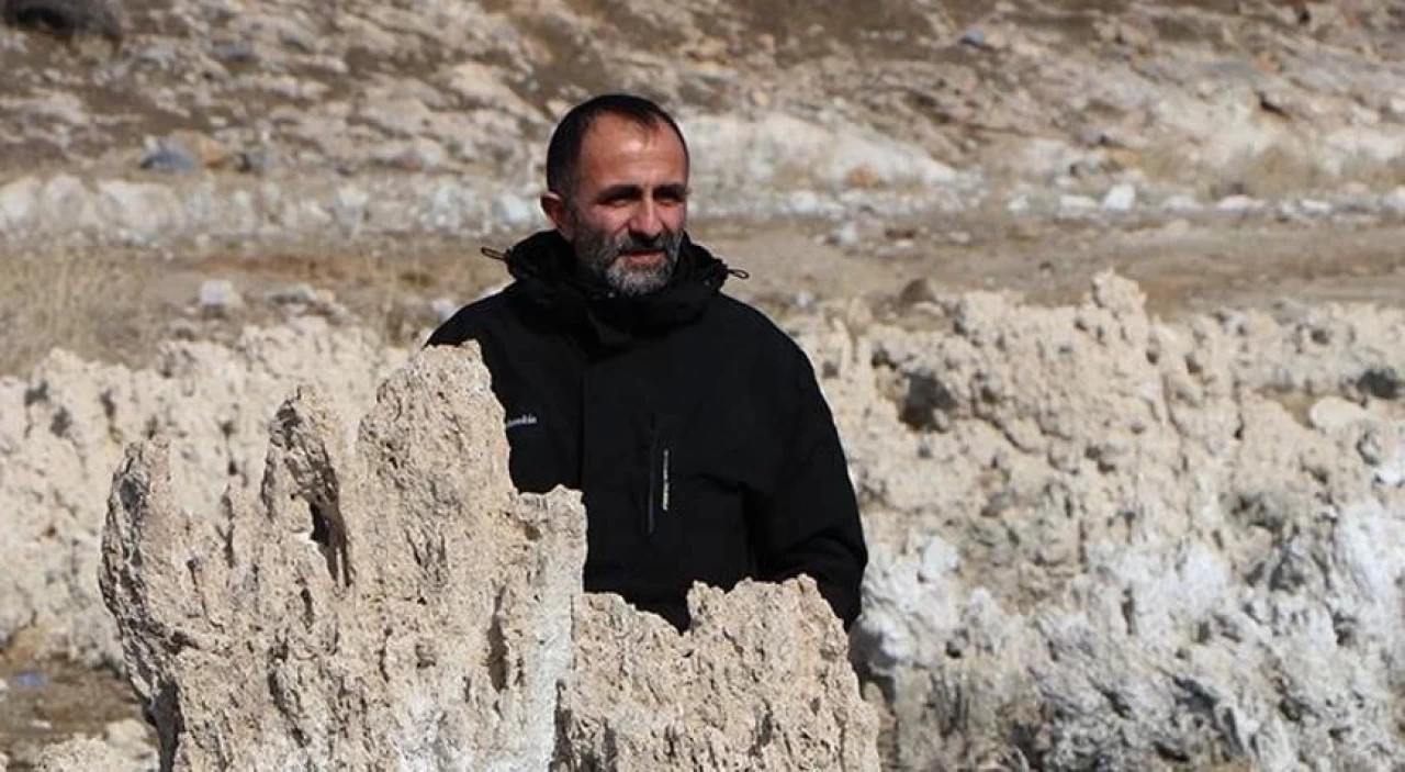 Van Gölü'nde sular çekildi, ortaya çıktı! Görmek için birçok kişi buraya geliyor